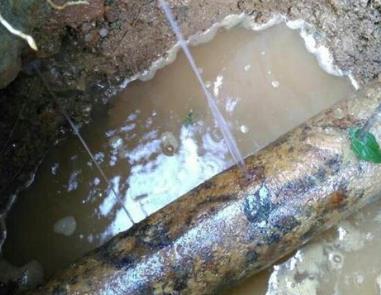 茄子河楼顶渗水维修公司分享下地暖漏水的原因及检测方法。